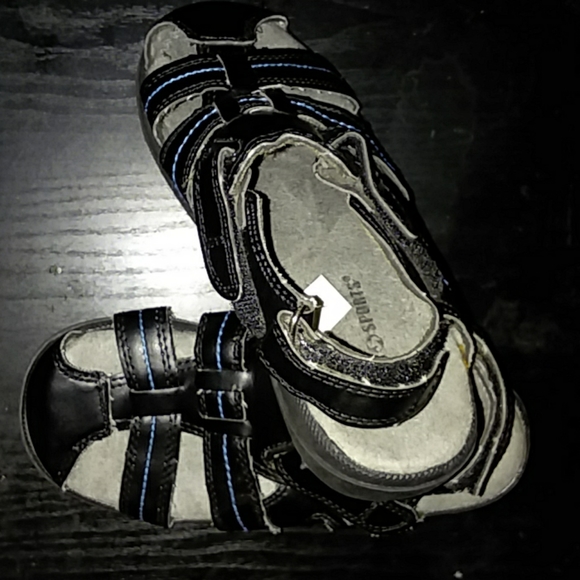 slightly used boys sandal - Picture 2 of 2